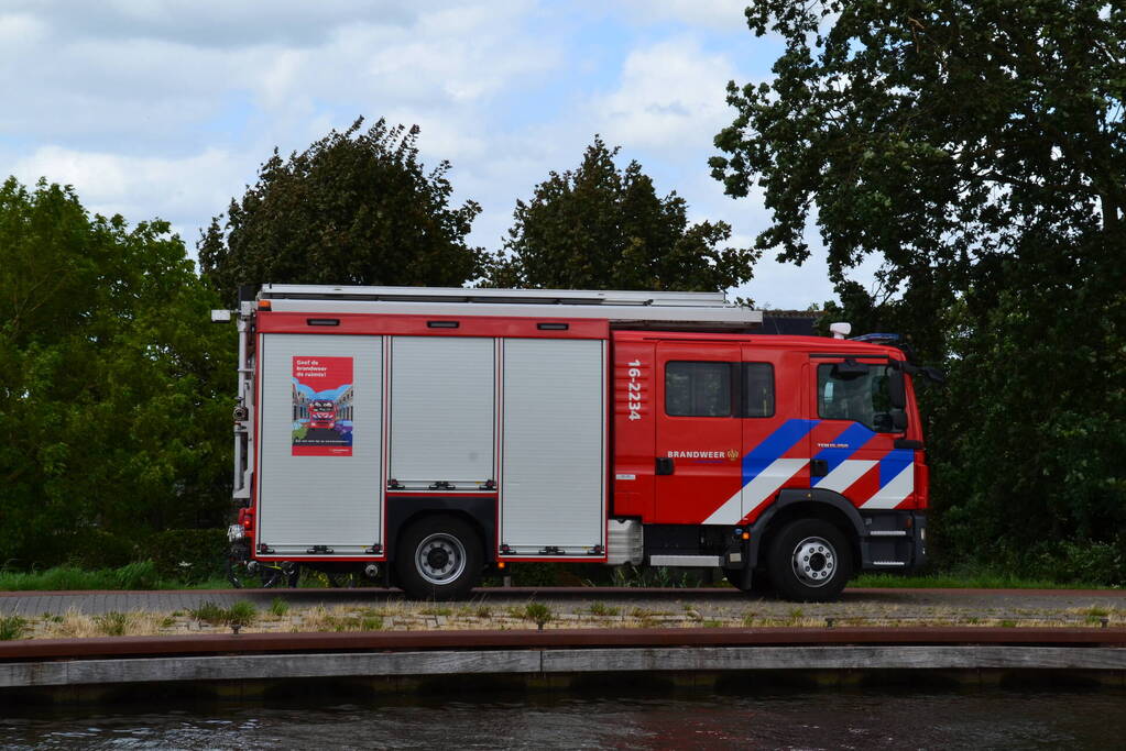 Persoon belandt in water tijdens fietsen