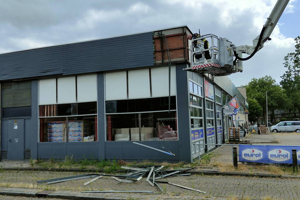 Gevel platen waaien los