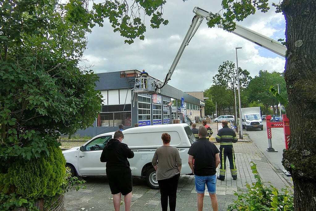 Gevel platen waaien los