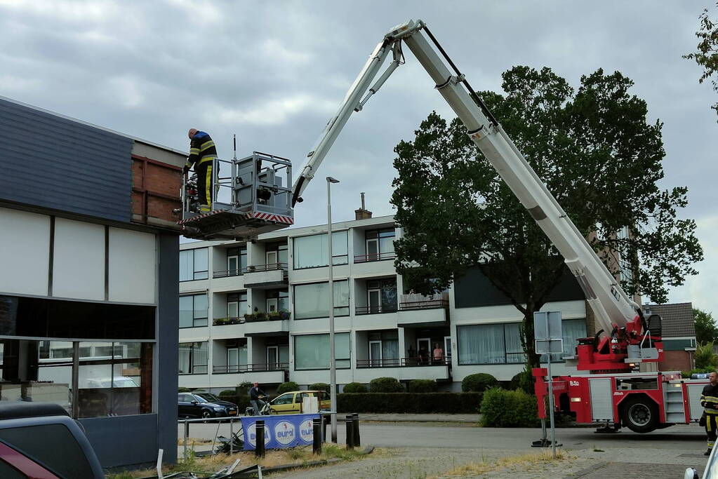 Gevel platen waaien los