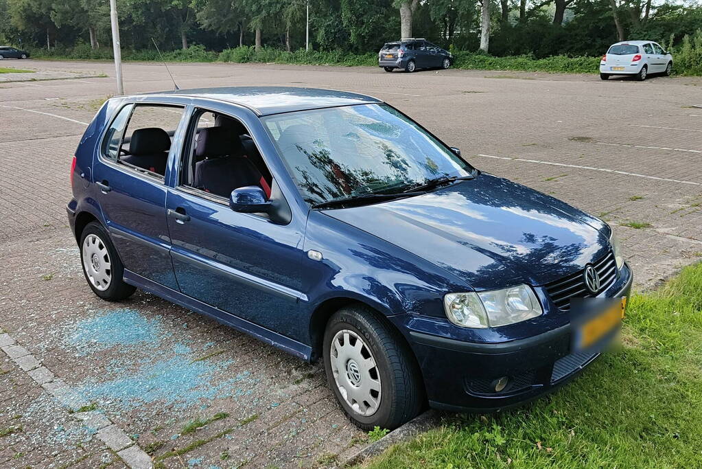 Auto flink beschadigd na ruzie, vier personen naar ziekenhuis