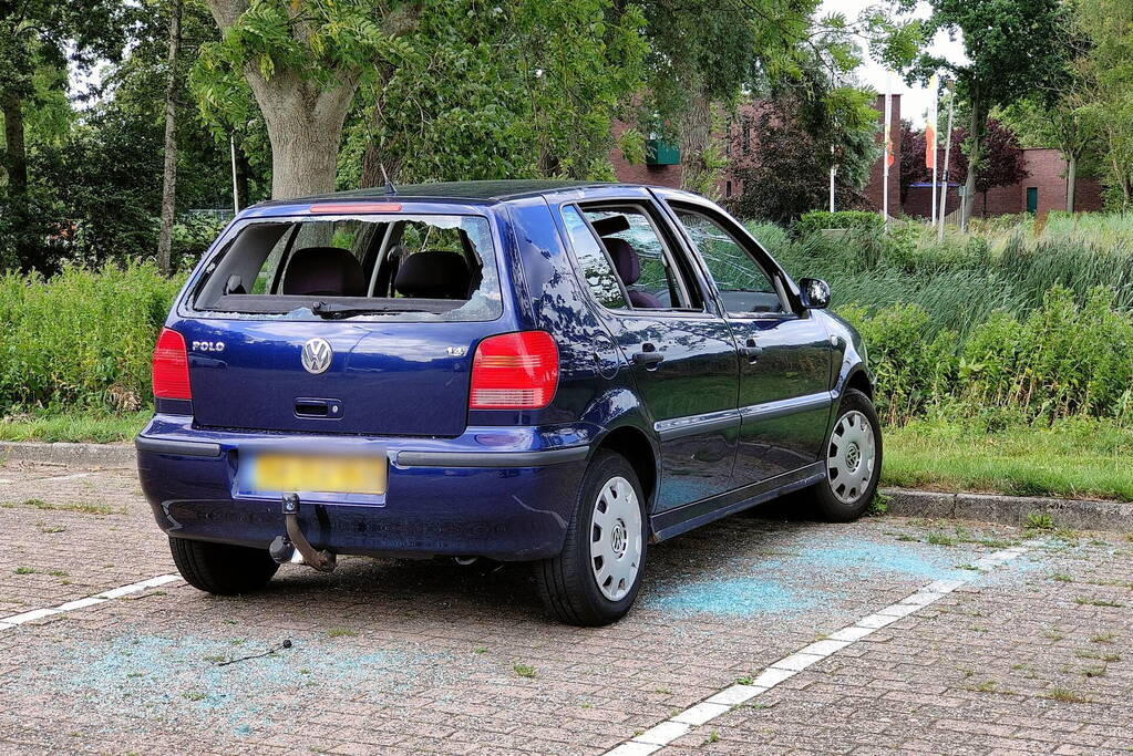 Auto flink beschadigd na ruzie, vier personen naar ziekenhuis