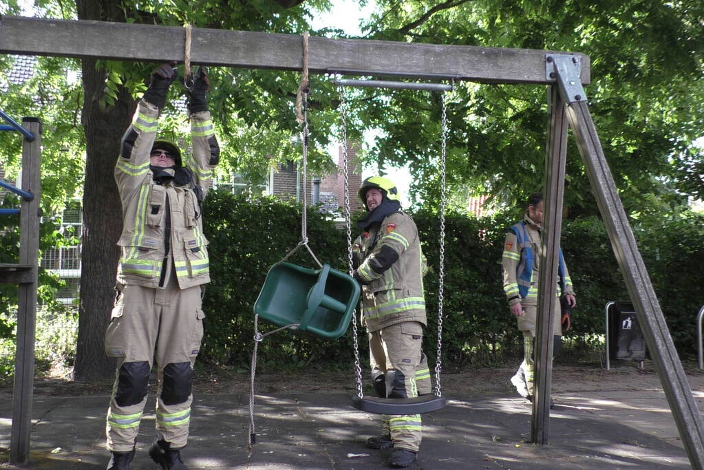 Jongeren steken schommel in brand