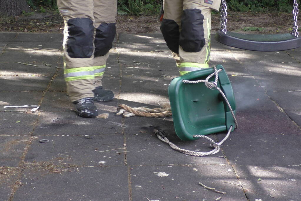 Jongeren steken schommel in brand