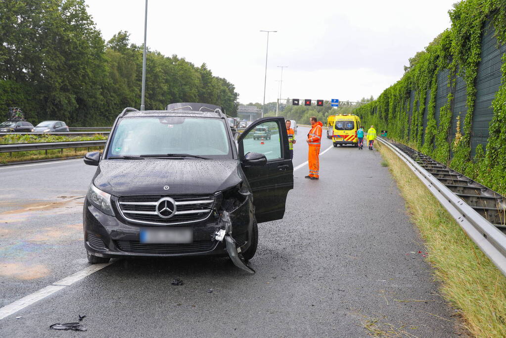 Duitse toerist schaart met aanhanger op snelweg