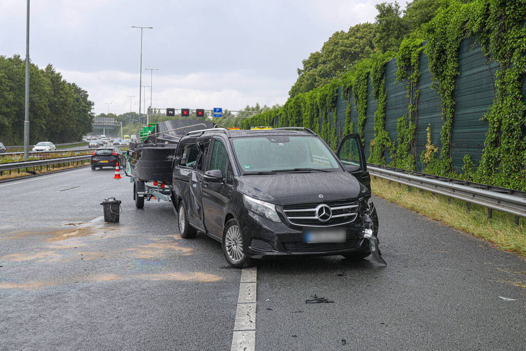 Duitse toerist schaart met aanhanger op snelweg