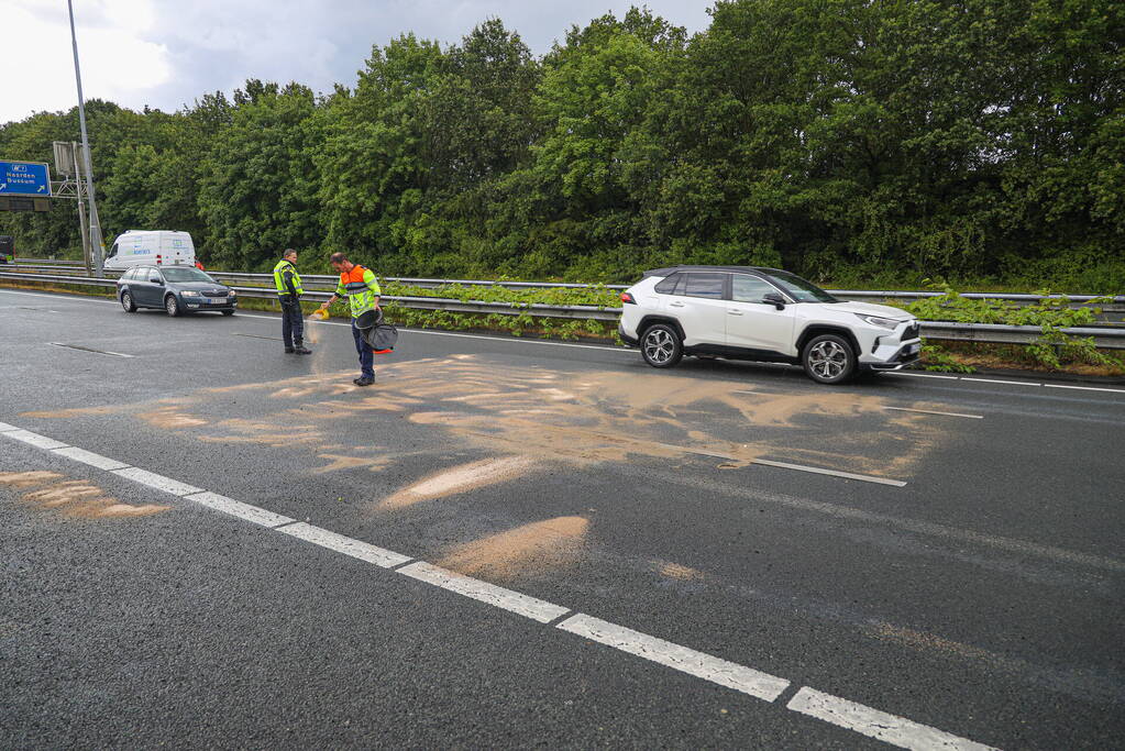 Duitse toerist schaart met aanhanger op snelweg