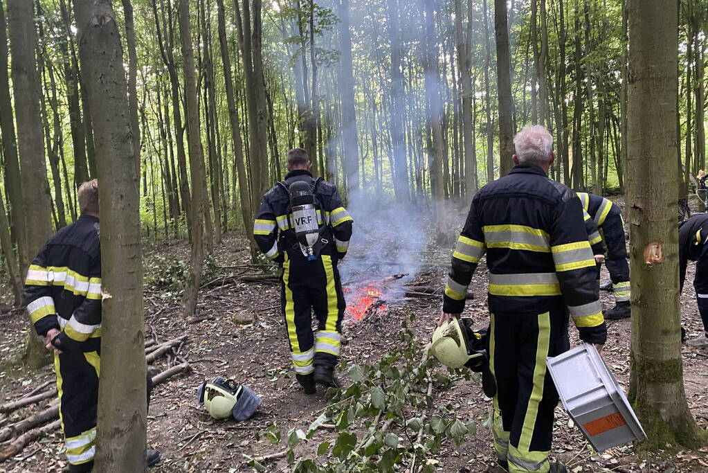 Brandweer dooft buitenbrand
