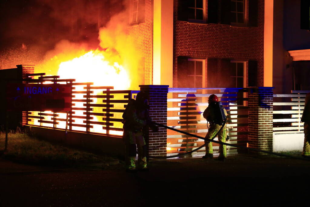 Auto door brand verwoest na explosie