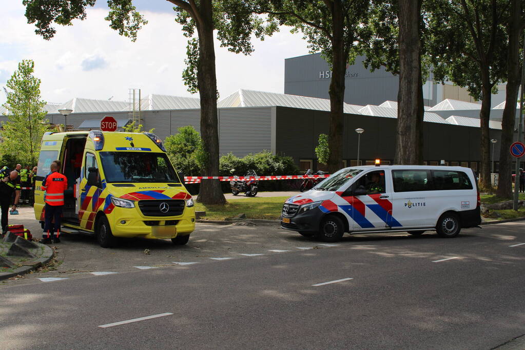 Scooterrijder zwaargewond bij botsing met bestelbus
