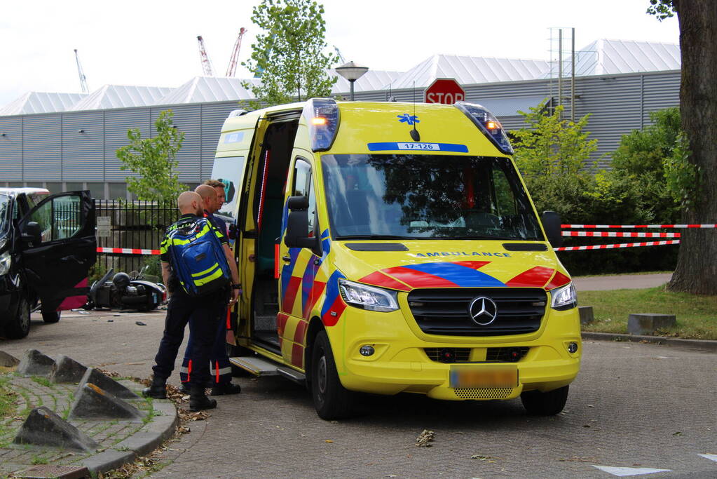 Scooterrijder zwaargewond bij botsing met bestelbus