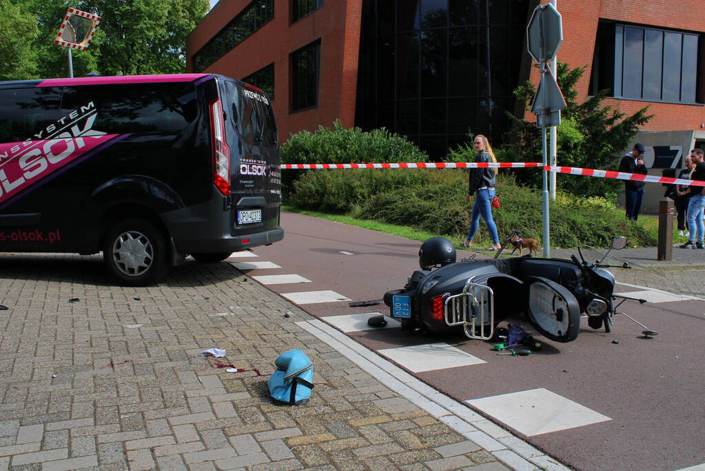 Scooterrijder zwaargewond bij botsing met bestelbus