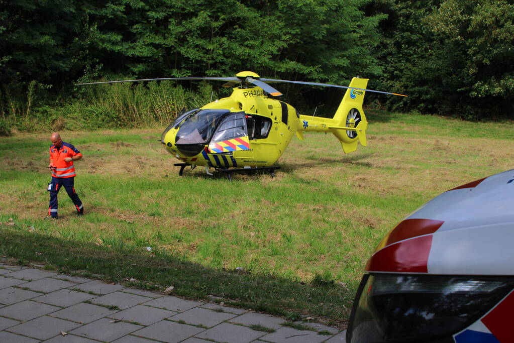 Scooterrijder zwaargewond bij botsing met bestelbus