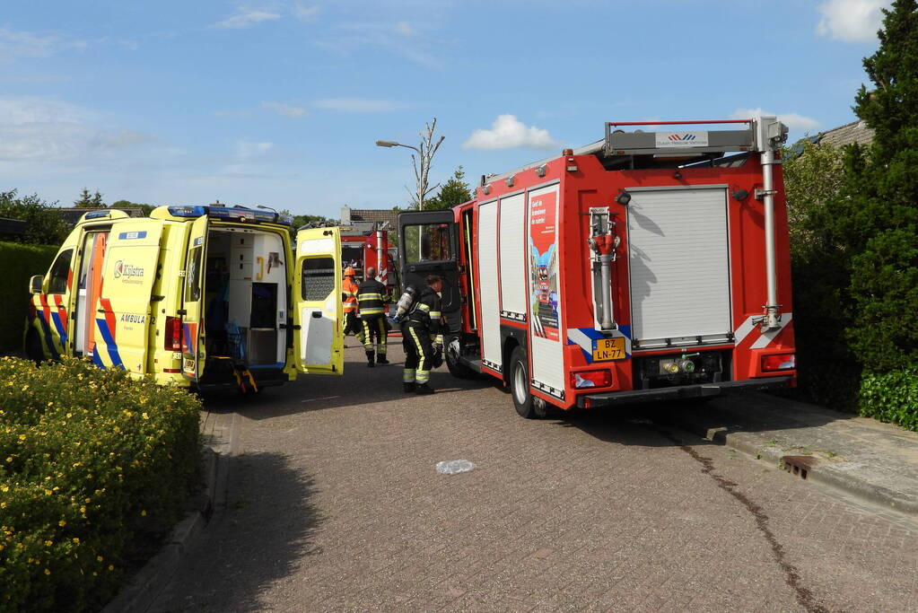 Brandweer redt persoon bij hevige woningbrand