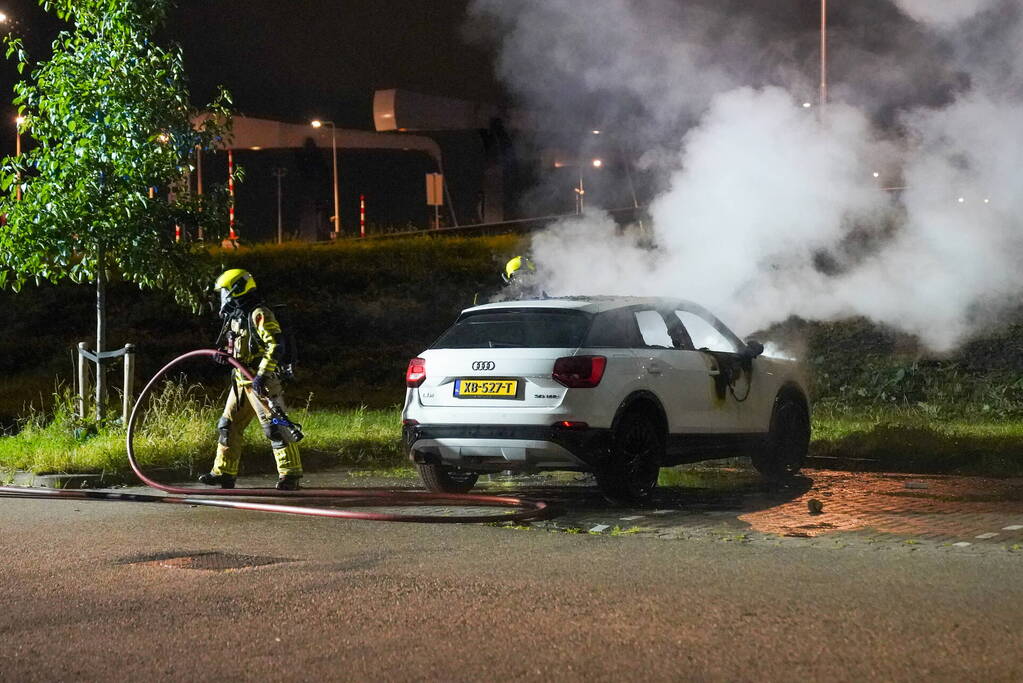 Auto volledig uitgebrand op parkeerplaats