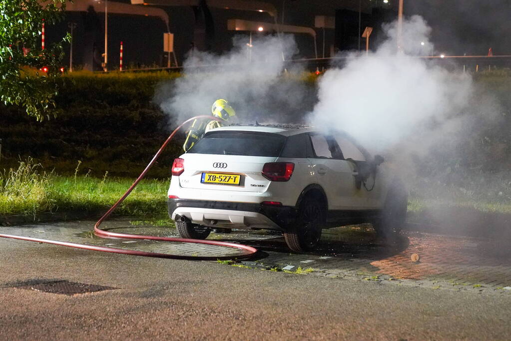 Auto volledig uitgebrand op parkeerplaats