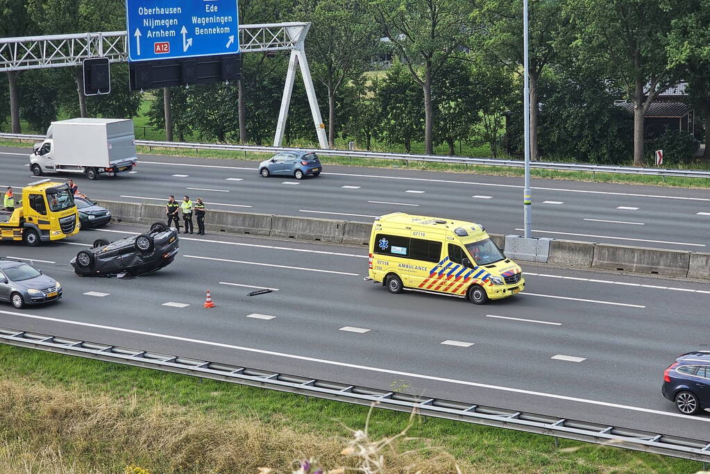 Personenwagen vliegt over de kop en komt ondersteboven tot stilstand