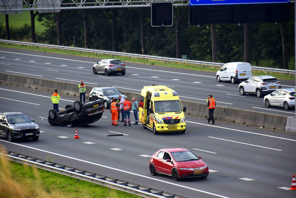 Personenwagen vliegt over de kop en komt ondersteboven tot stilstand