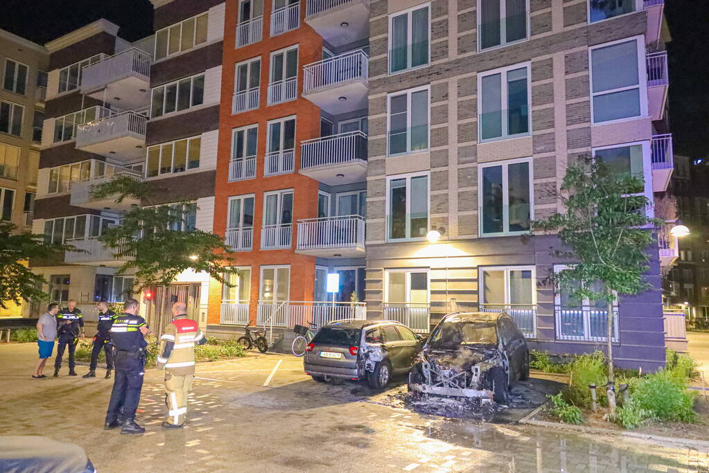 Geparkeerde auto vliegt in brand