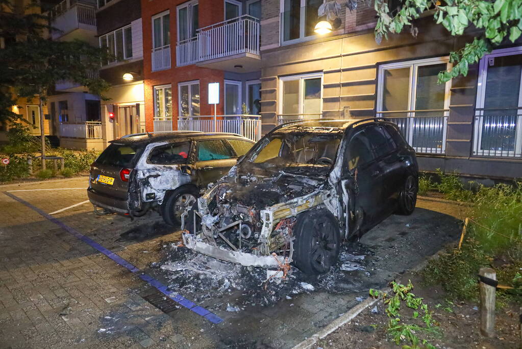 Geparkeerde auto vliegt in brand