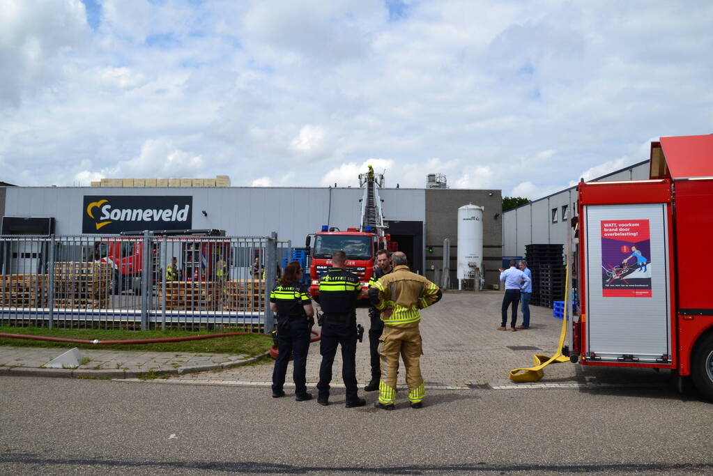 Brand op dak van bedrijfspand