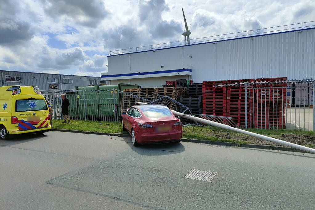 Automobilist ramt lantaarnpaal en eindigt in hekwerk
