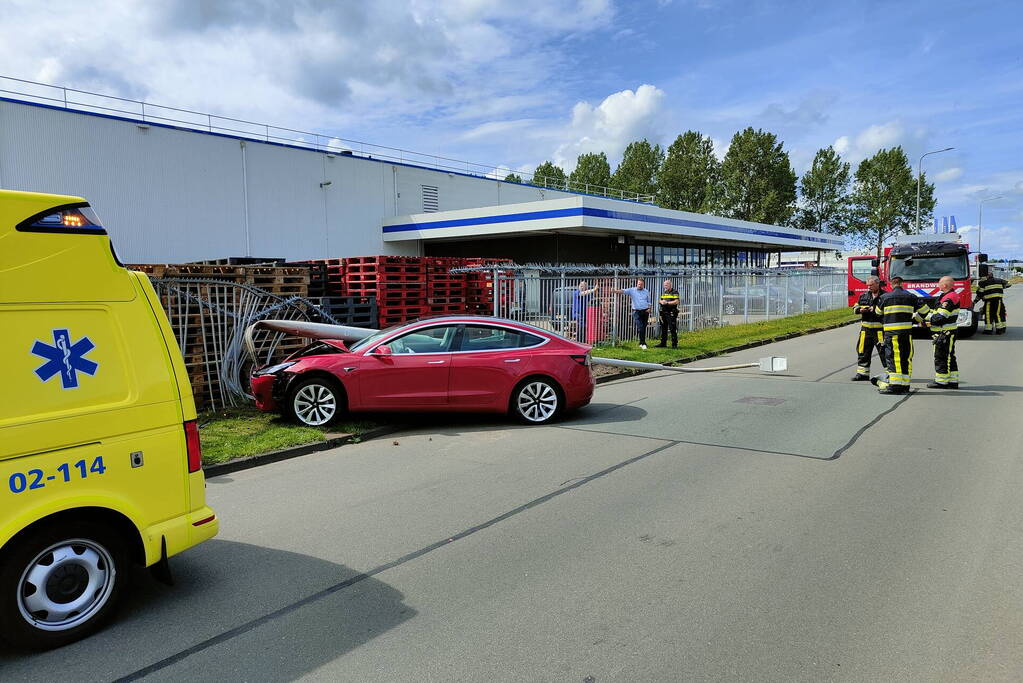 Automobilist ramt lantaarnpaal en eindigt in hekwerk