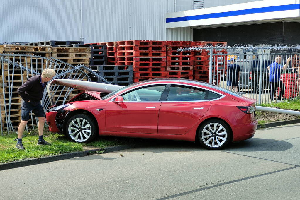 Automobilist ramt lantaarnpaal en eindigt in hekwerk