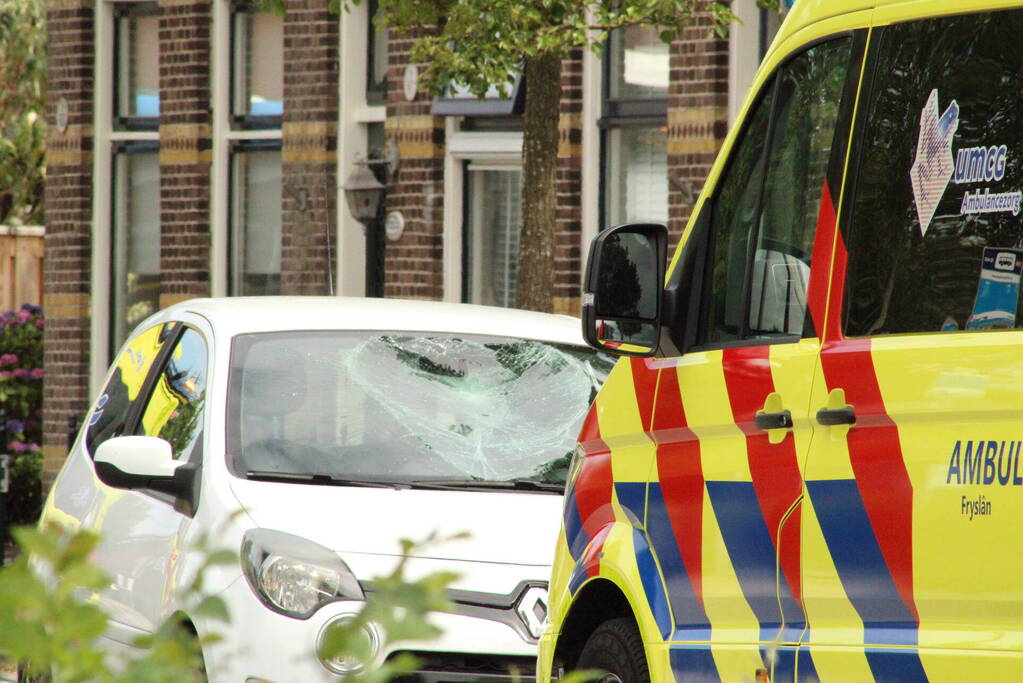 Fietsster geschept voorruit aan diggelen