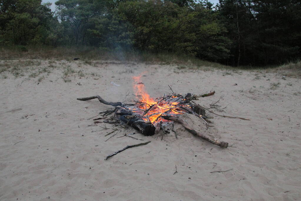 Brandweer blust kampvuur in natuurreservaat