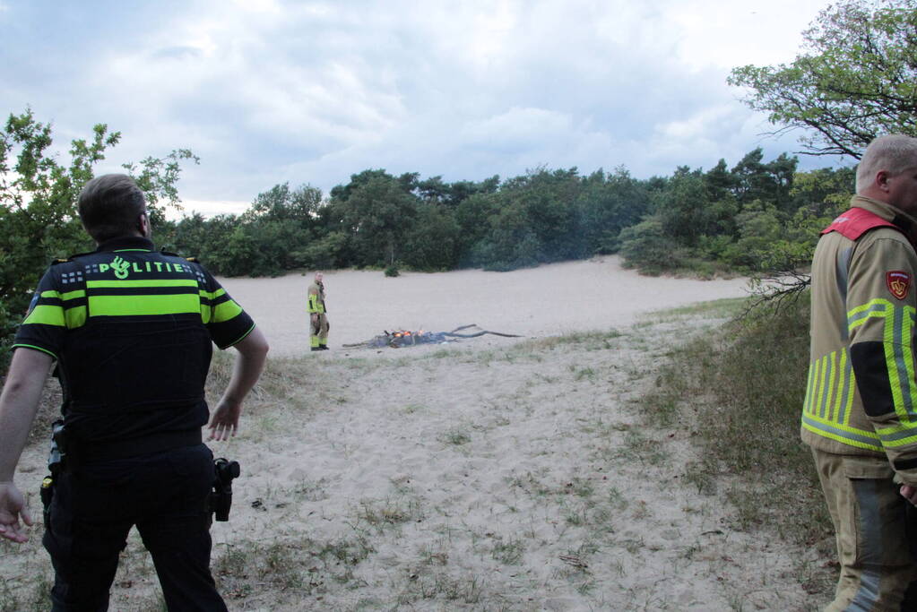 Brandweer blust kampvuur in natuurreservaat