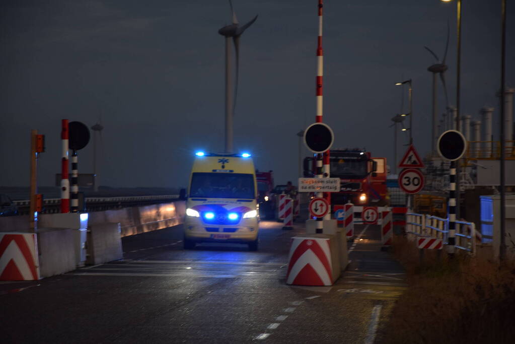 Grote zoekactie na melding voertuig te water bij Oosterscheldekering