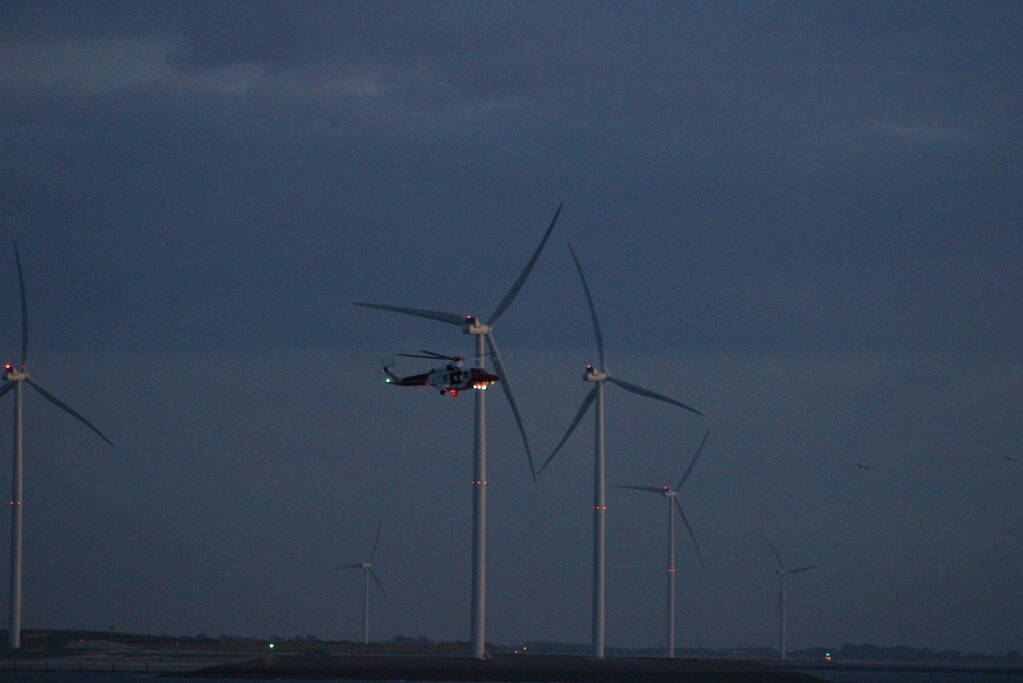 Grote zoekactie na melding voertuig te water bij Oosterscheldekering