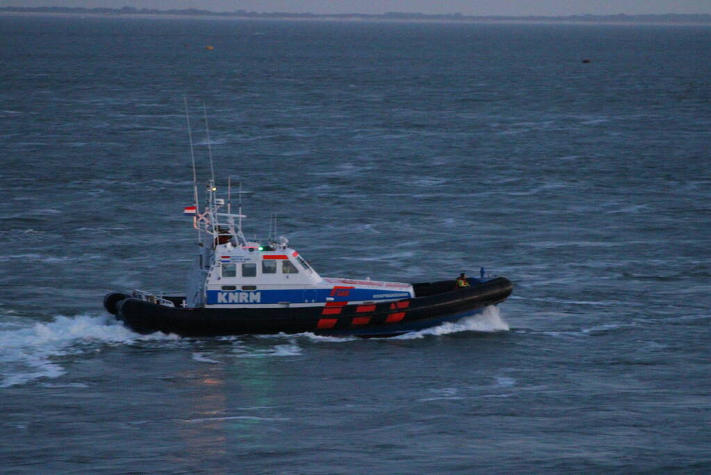 Grote zoekactie na melding voertuig te water bij Oosterscheldekering