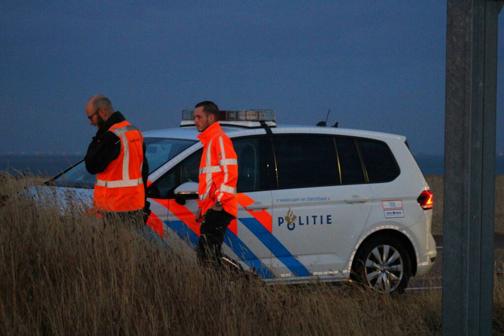Grote zoekactie na melding voertuig te water bij Oosterscheldekering