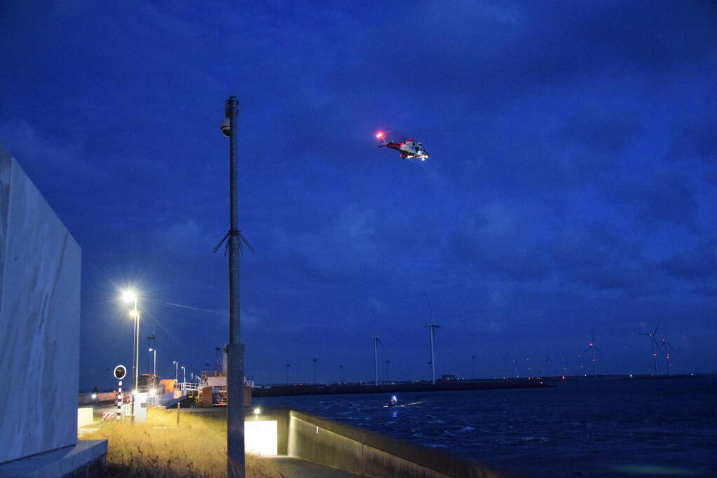 Grote zoekactie na melding voertuig te water bij Oosterscheldekering