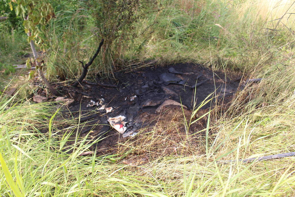 Brandweerlieden blussen buiten brand