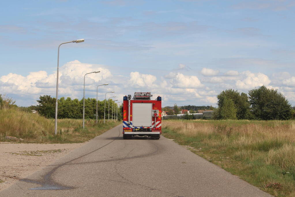 Brandweerlieden blussen buiten brand