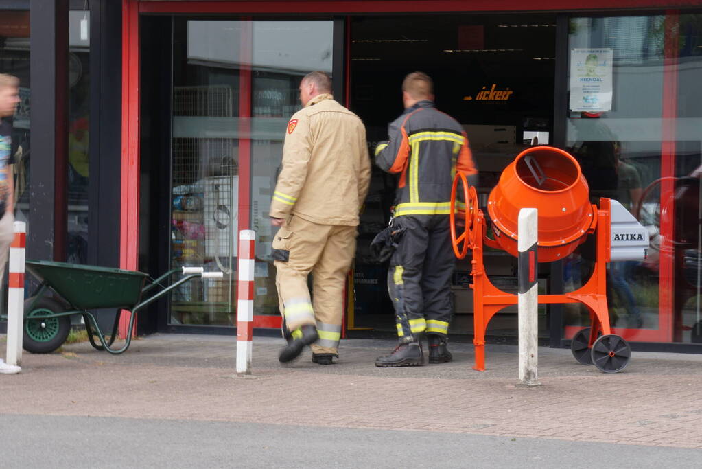 Brandweer doet onderzoek naar brand in bedrijfspand