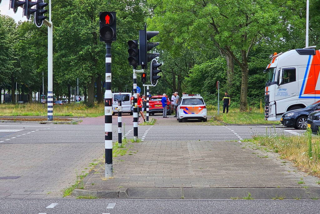 Bestelbus en personenwagen botsen bij verkeerslicht