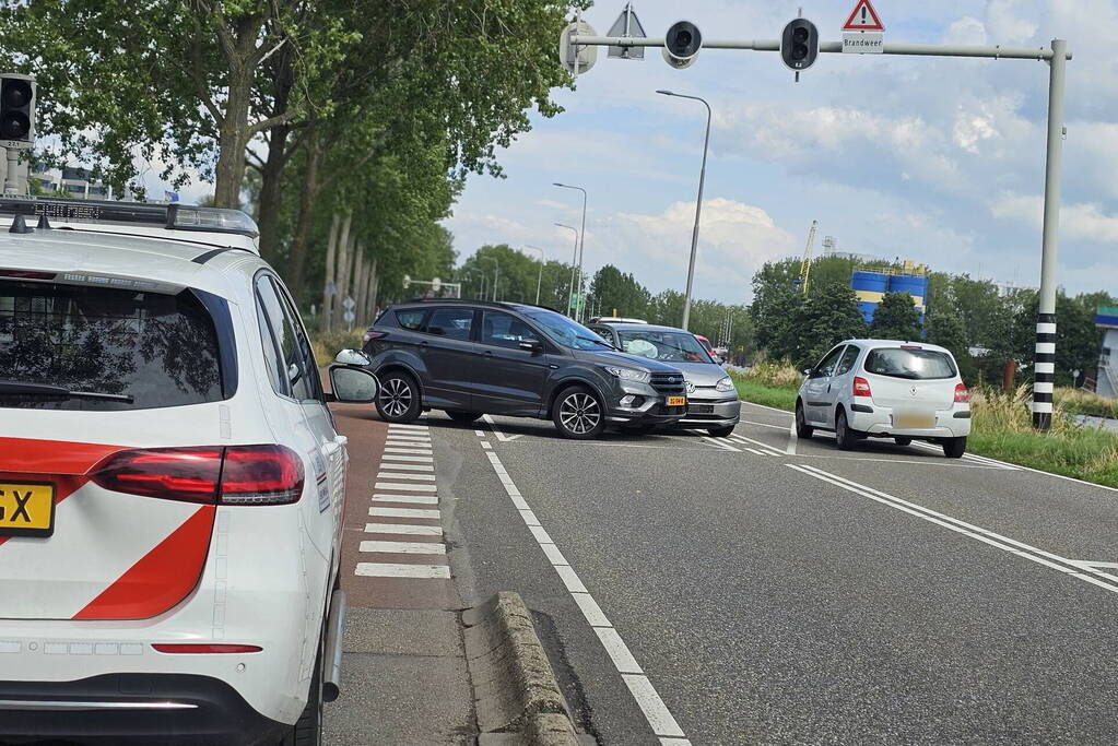 Twee auto's met elkaar in botsing