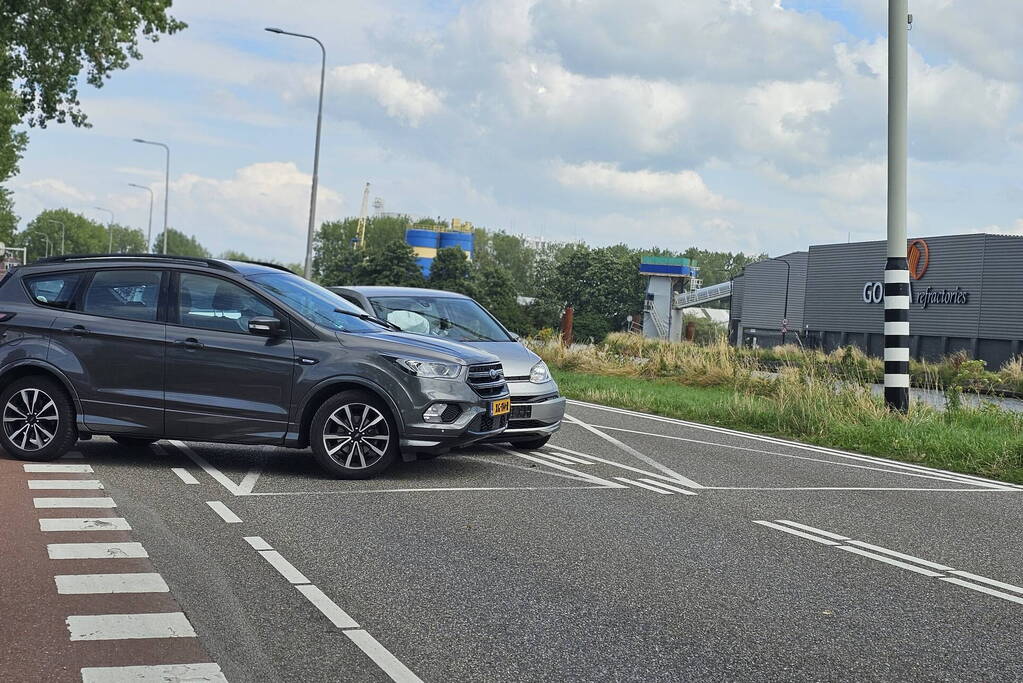Twee auto's met elkaar in botsing