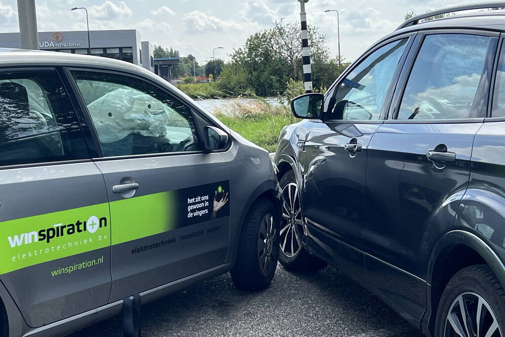 Twee auto's met elkaar in botsing