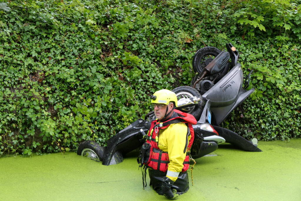 Brandweer zoekt slachtoffers in sloot maar vinden vijf scooters