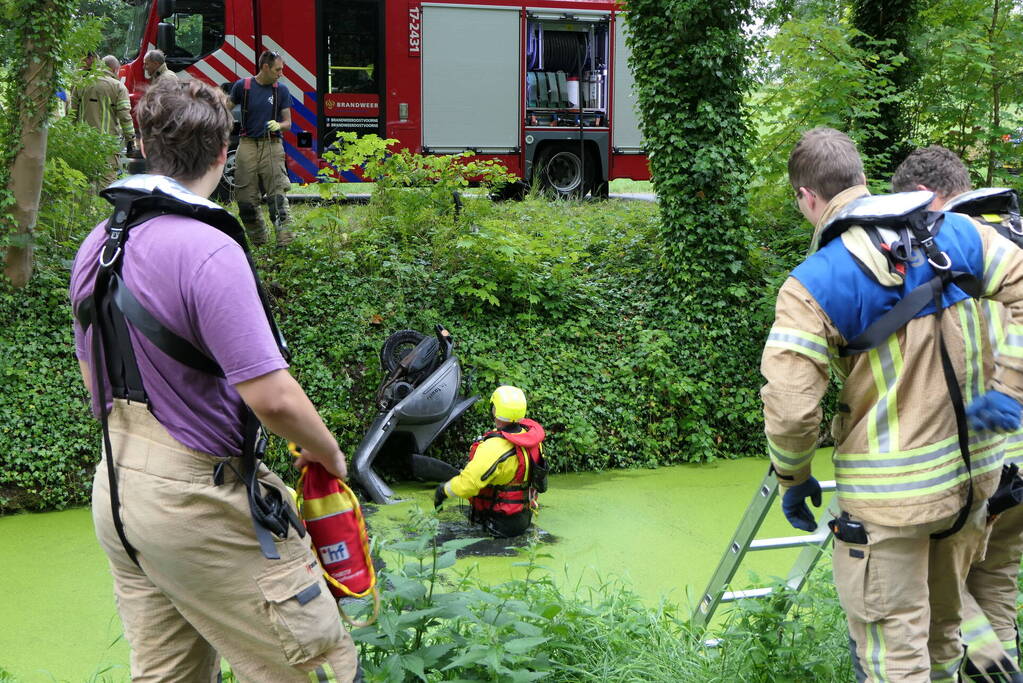 Brandweer zoekt slachtoffers in sloot maar vinden vijf scooters