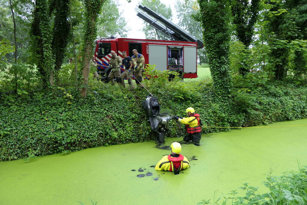 Brandweer zoekt slachtoffers in sloot maar vinden vijf scooters
