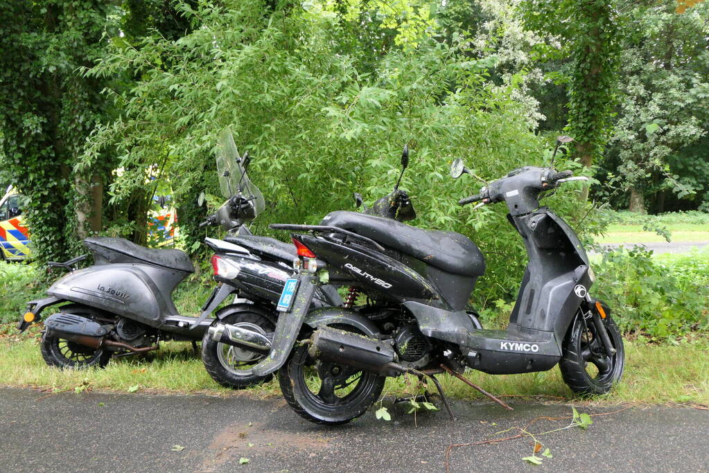 Brandweer zoekt slachtoffers in sloot maar vinden vijf scooters