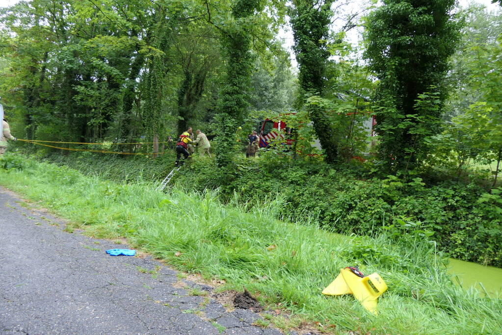 Brandweer zoekt slachtoffers in sloot maar vinden vijf scooters