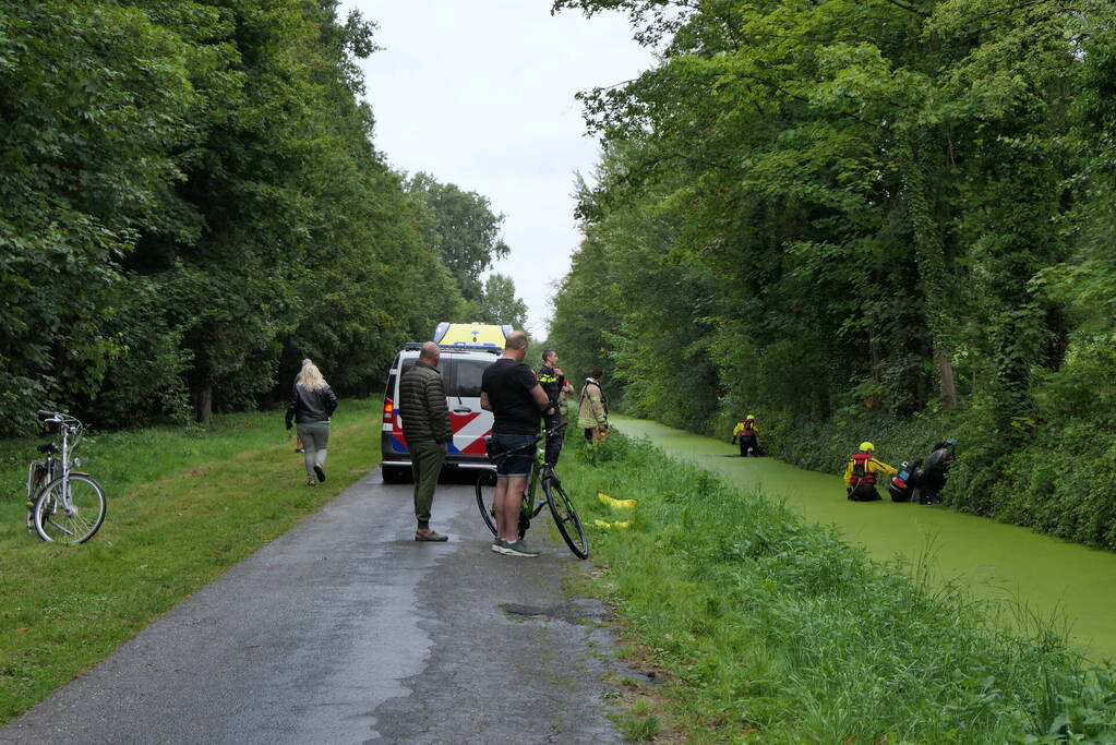 Brandweer zoekt slachtoffers in sloot maar vinden vijf scooters