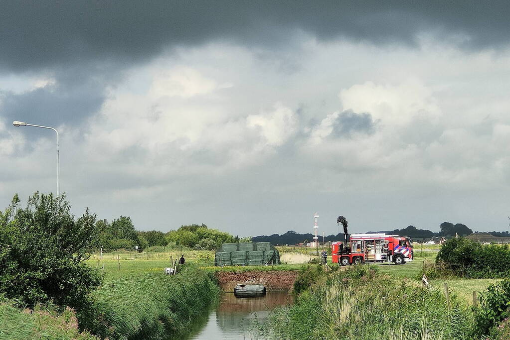 Brandweer takelt paard uit water